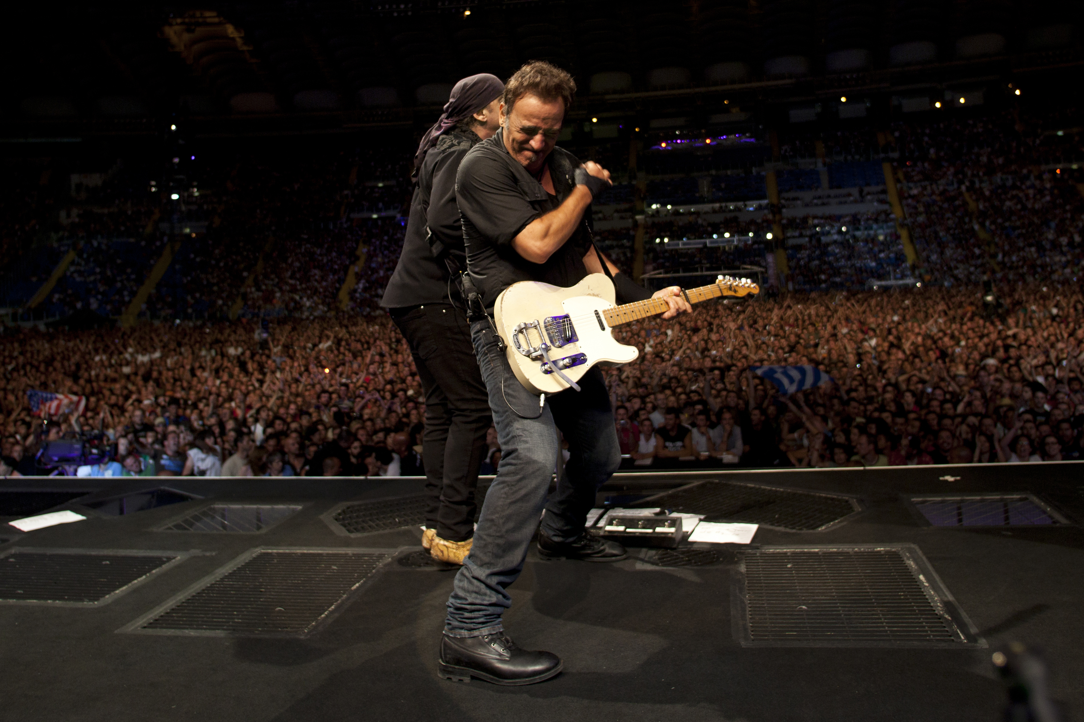 [Image: BRUCE-SPRINGSTEEN-LIVE-BY-jo_lopez_b-rome_italy_200.jpg]